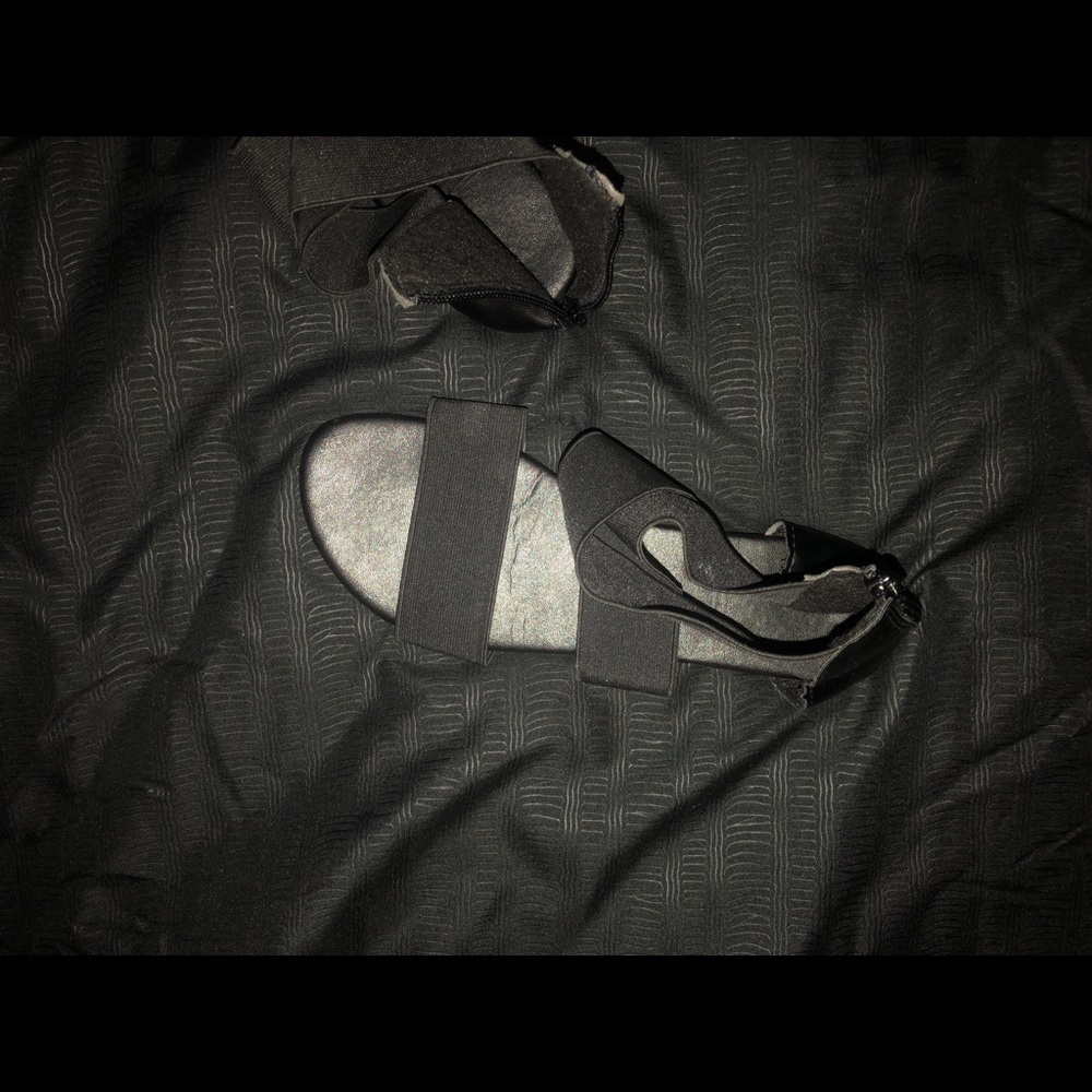 Flat straps sandals